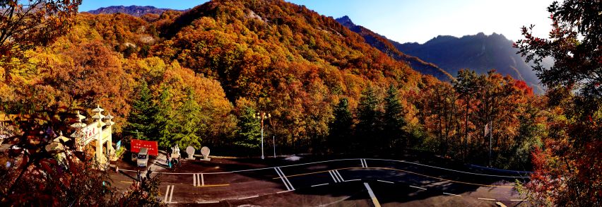 秋染宝天曼.jpg 秋染宝天曼.jpg