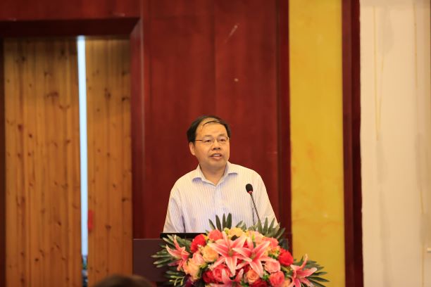 钟老师发言照片1.jpg 钟老师发言照片1.jpg