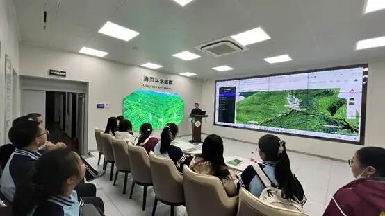 会议室里的人们 AI 生成的内容可能不正确。