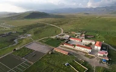 山坡上的建筑 描述已自动生成